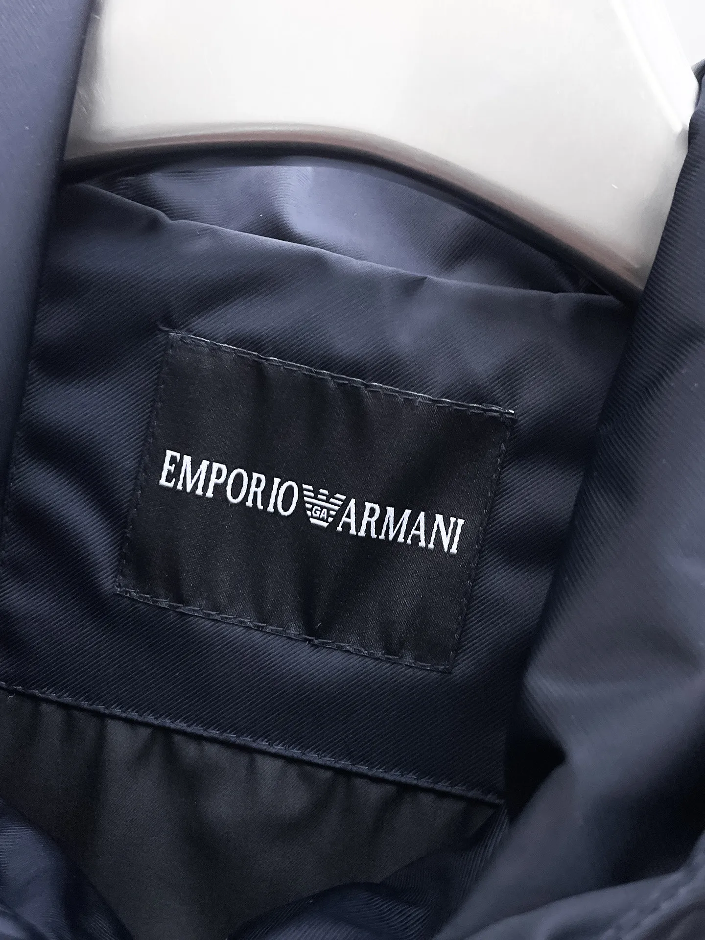 Armani official website Same Style, complete with three labels, on sale in advance! 2026 Autumn and Winter New Arrival men's jacket, Original three-label premium version! The custom-made fabric Breathable in the counter has high comfort, impeccable details, and brand element design concept, reflecting high quality. It feels delicate and soft! It presents a casual cut and the upper body shape is great! Sizes: M～3XL